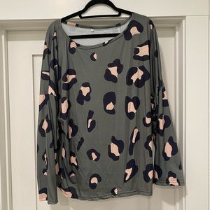 Long sleeve Leo print top